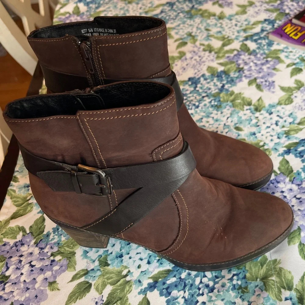 Clarks Artisan Fall Boots size 9.5 - Picture 2 of 5